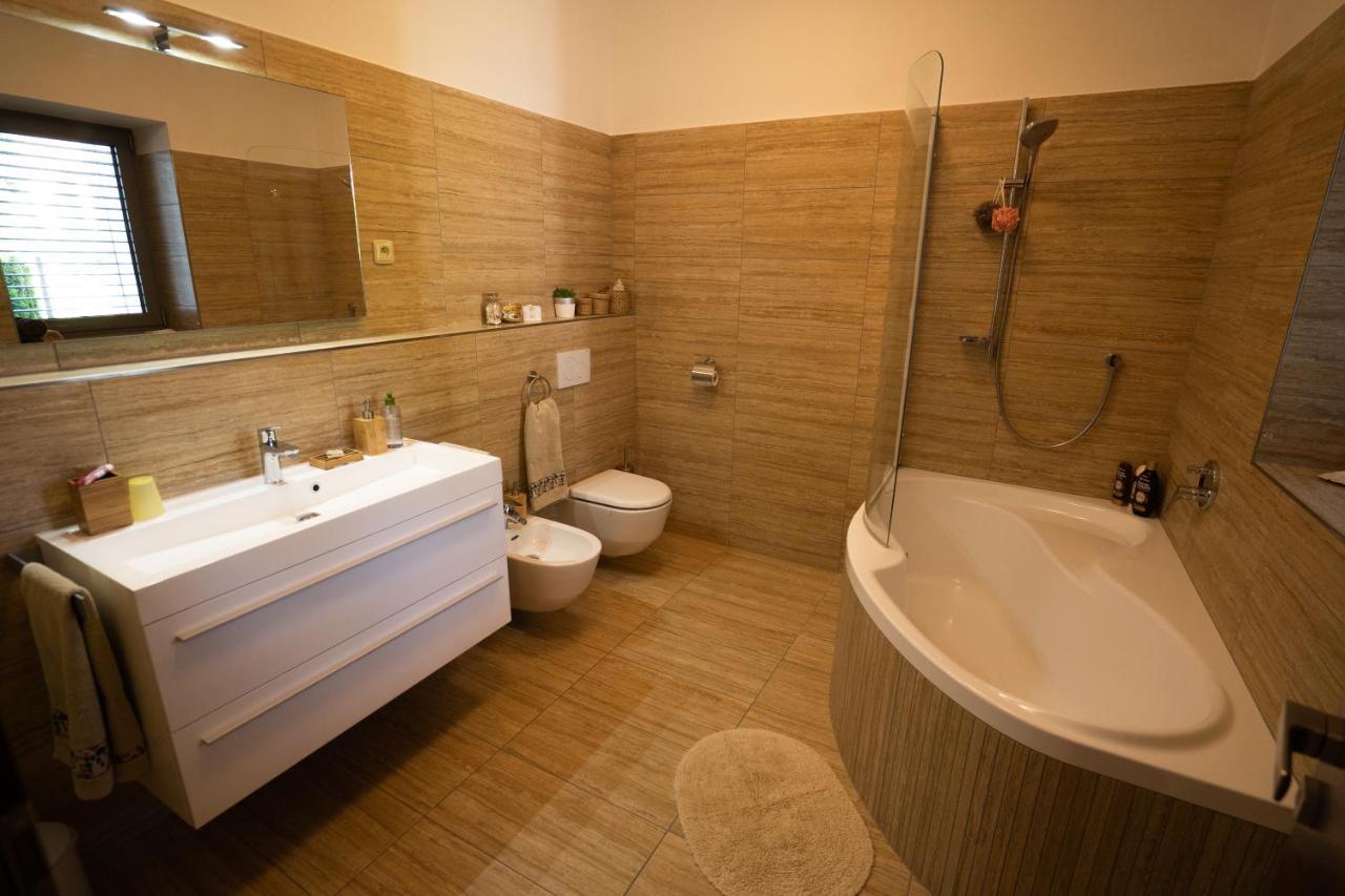 Black Field Apartment Брно Екстер'єр фото
